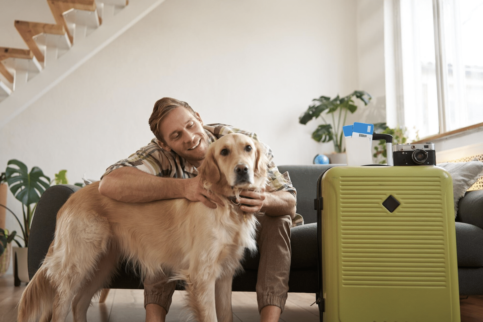 https://www.freepik.es/foto-gratis/retrato-joven-abrazando-su-perro-yendo-vacaciones-hotel-apto-mascotas-maleta-empacada_172722123.htm#fromView=search&page=1&position=1&uuid=446fee3e-a7af-404a-9a1b-0ad50214f2d4&query=Viajando+con+mascotas+internacionalmente